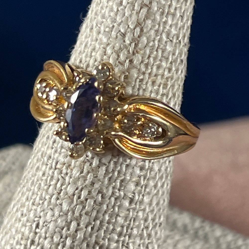 Size 7 gold ring - Picture 3 of 7